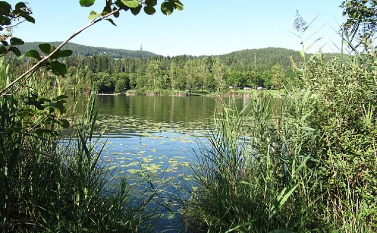 Hafnersee mit Pyramidenkogel im Hintergrund