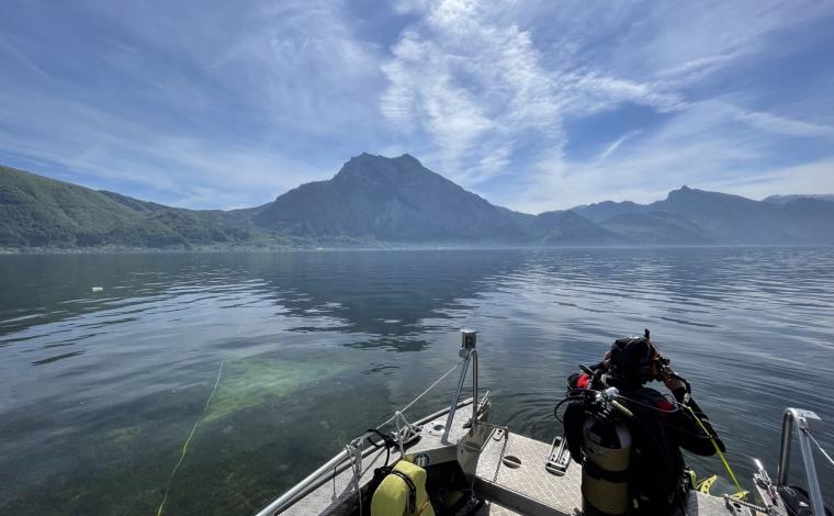 Traunsee mit Traunstein und Forschungstaucher