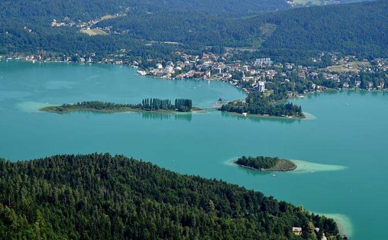 Blick vom Pyramidenkogel auf den Wörthersee mit Kapuzinerinsel und Schlangeninsel