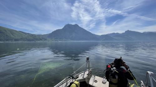 Traunsee mit Traunstein und Forschungstaucher