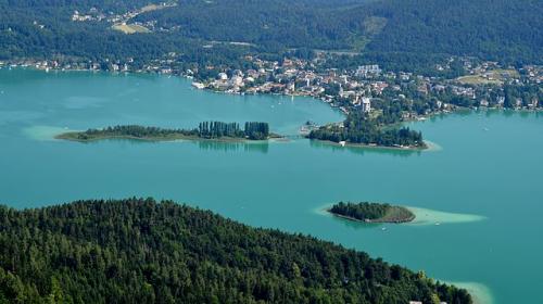 Blick vom Pyramidenkogel auf den Wörthersee mit Kapuzinerinsel und Schlangeninsel